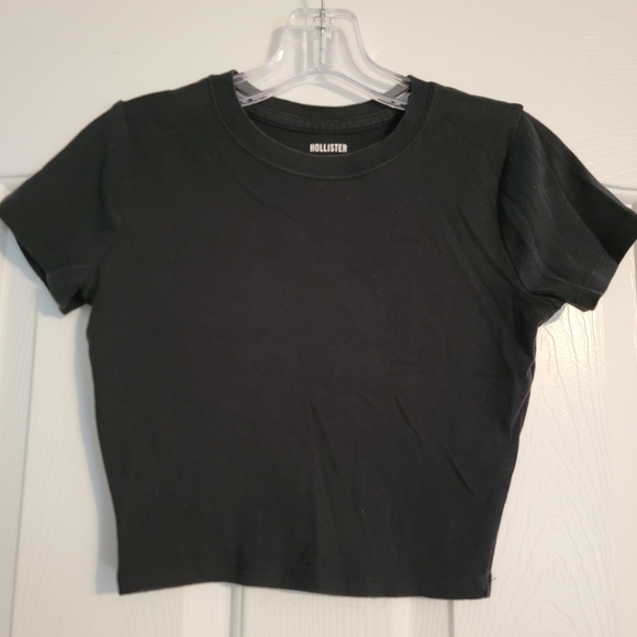 Hollister Tops - Hollister Crop Tee